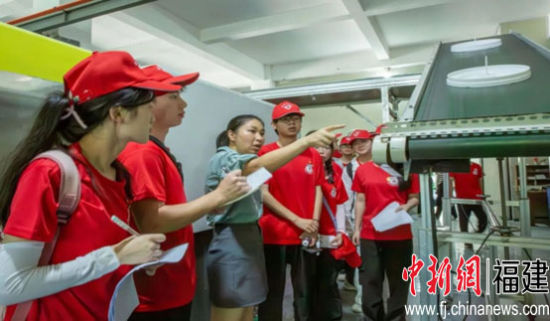 閩南師范大學物理與信息工程學院“‘青’聽鄉音 薪火‘鄉’傳”社會實踐團探索電子科技行業。閩南師范大學供圖
