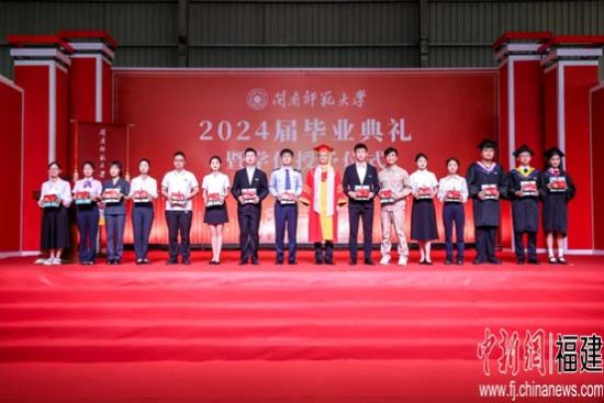 校黨委書記、校長(zhǎng)李順興為畢業(yè)生代表贈(zèng)送校友徽章、專屬校友卡和紀(jì)念書簽