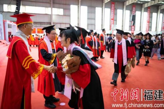 校領(lǐng)導(dǎo)、老師送別全體畢業(yè)生走出畢業(yè)之門