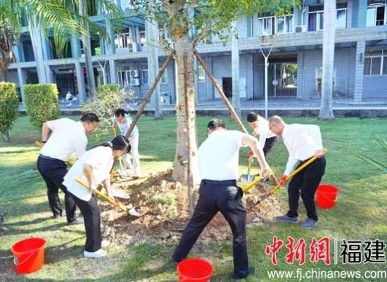 參會(huì)成員進(jìn)行捐贈(zèng)皮埃爾猴面包樹(shù)母樹(shù)栽植培土儀式。閩南師范大學(xué)供圖